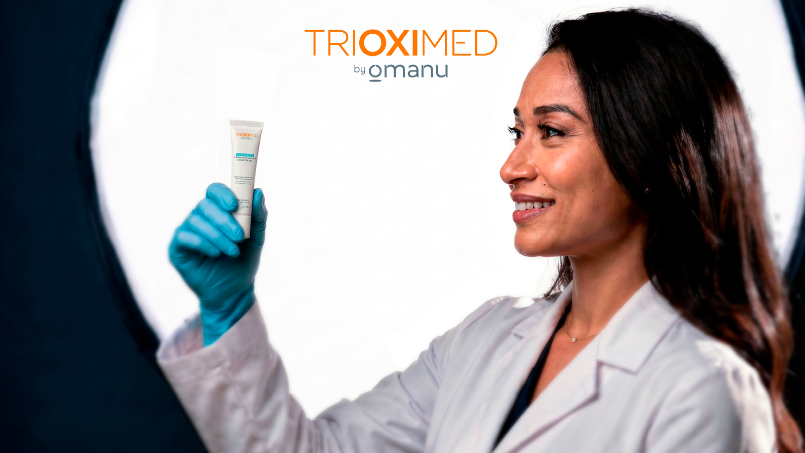Profesional dermatológica sosteniendo un producto para el cuidado de la piel durante un proceso de evaluación visual en un entorno clínico con identidad de marca Trioximed.
