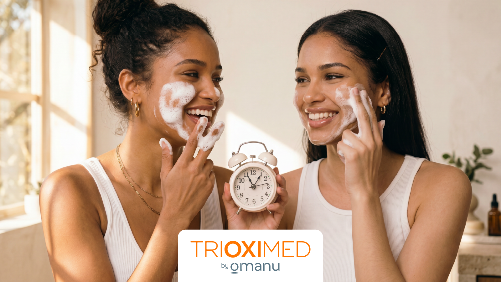 Mujeres realizando su rutina de skincare mientras sostienen un reloj, representando la importancia del tiempo y la constancia en el cuidado de la piel con branding de Trioximed.