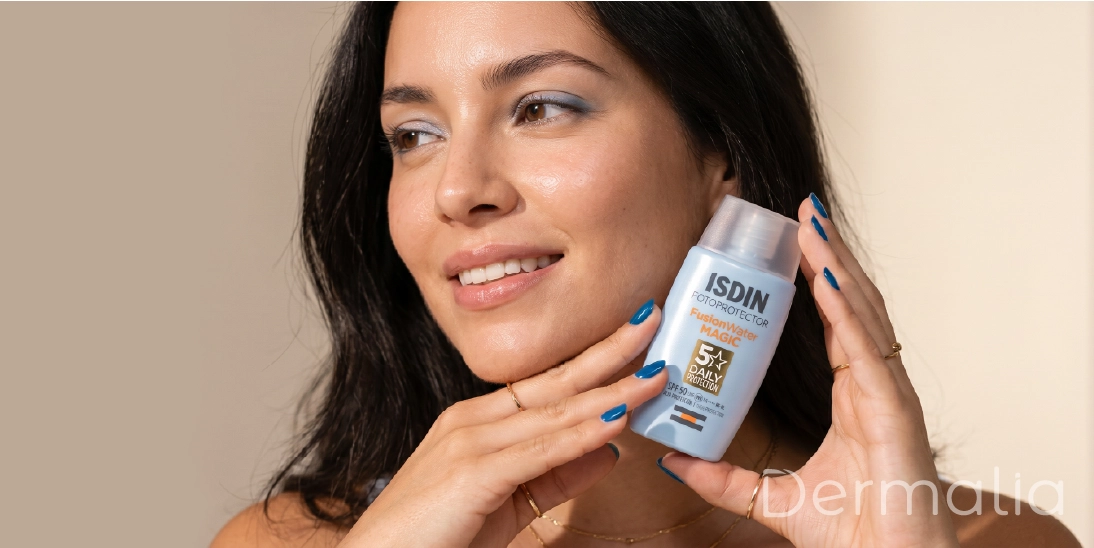 Protector solar ligero para piel grasa ISDIN Fusion Water Magic SPF 50+. Mujer aplicando protector solar ISDIN Fusion Water Magic para piel grasa con acabado ligero y mate.
