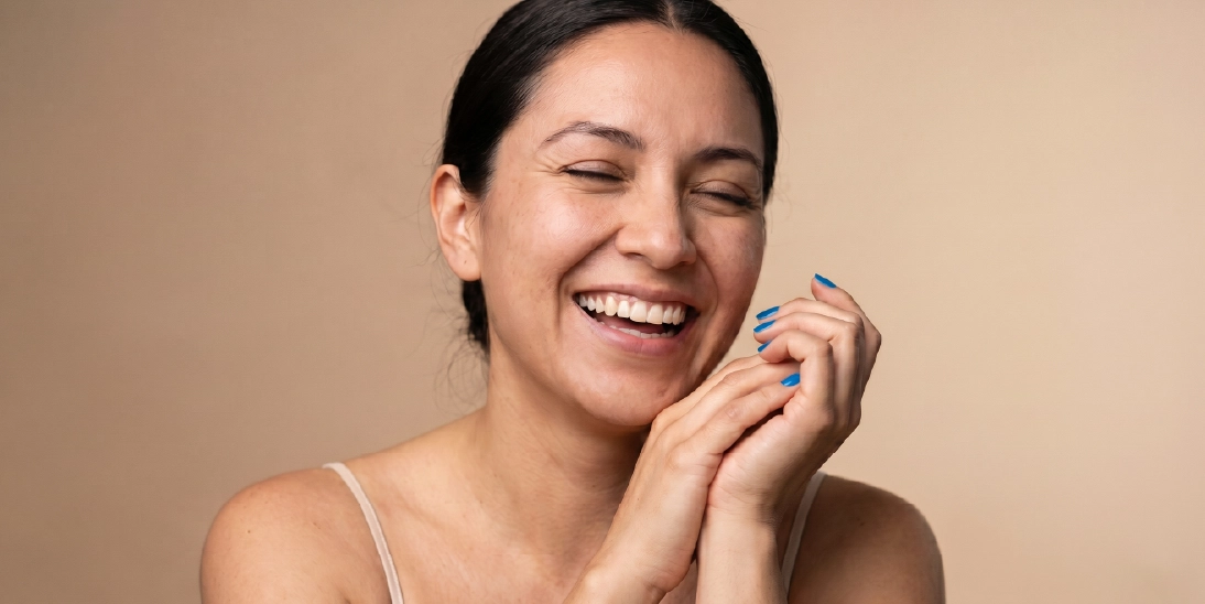 Skincare antiedad para mantener hidratación y luminosidad en la piel. Mujer sonriendo con piel luminosa después de una rutina antiedad hidratante para piel sensible.