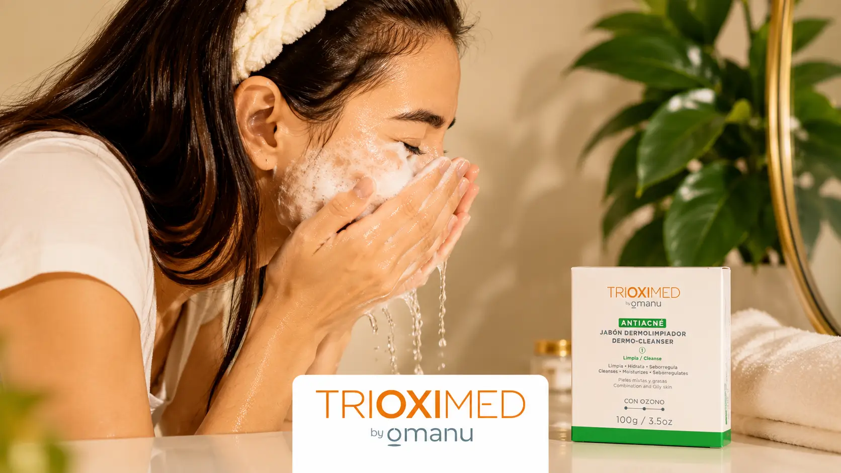 Mujer realizando limpieza facial con jabón dermolimpiador antiacné Trioximed en rutina de skincare para piel grasa y con acné.