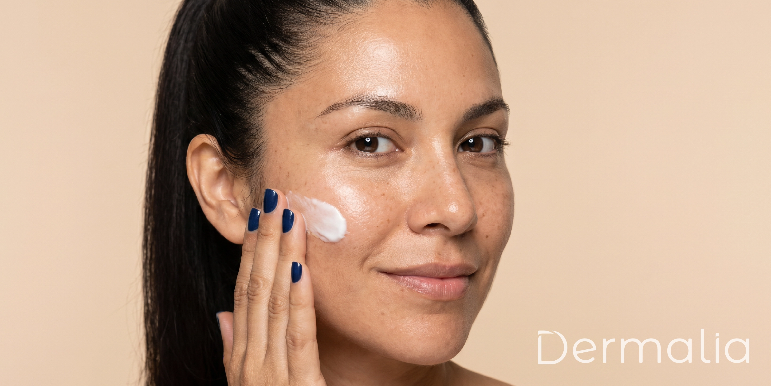 Mujer aplicando crema hidratante facial para combatir la deshidratación de la piel.