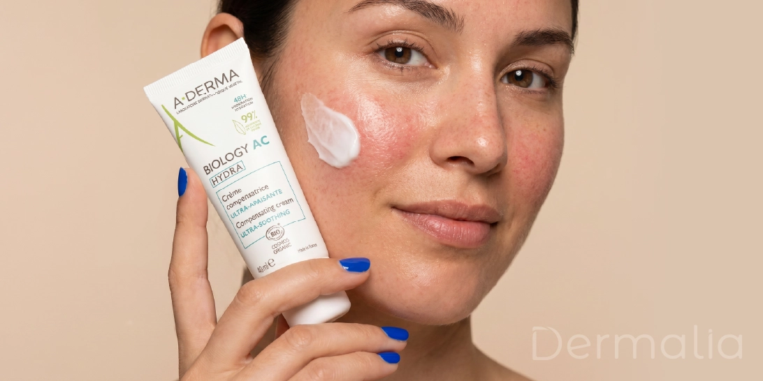 Mujer aplicando crema facial para rosácea en piel con enrojecimiento.