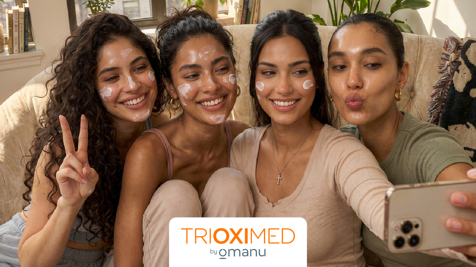 Mujer con acné facial junto al título sobre errores de skincare que pueden influir en la aparición de imperfecciones.