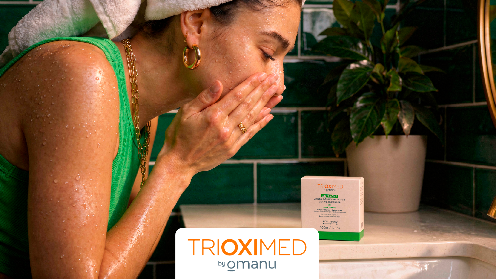 Mujer realizando limpieza facial con jabón dermolimpiador antiacné Trioximed en rutina de skincare para piel grasa y con acné.