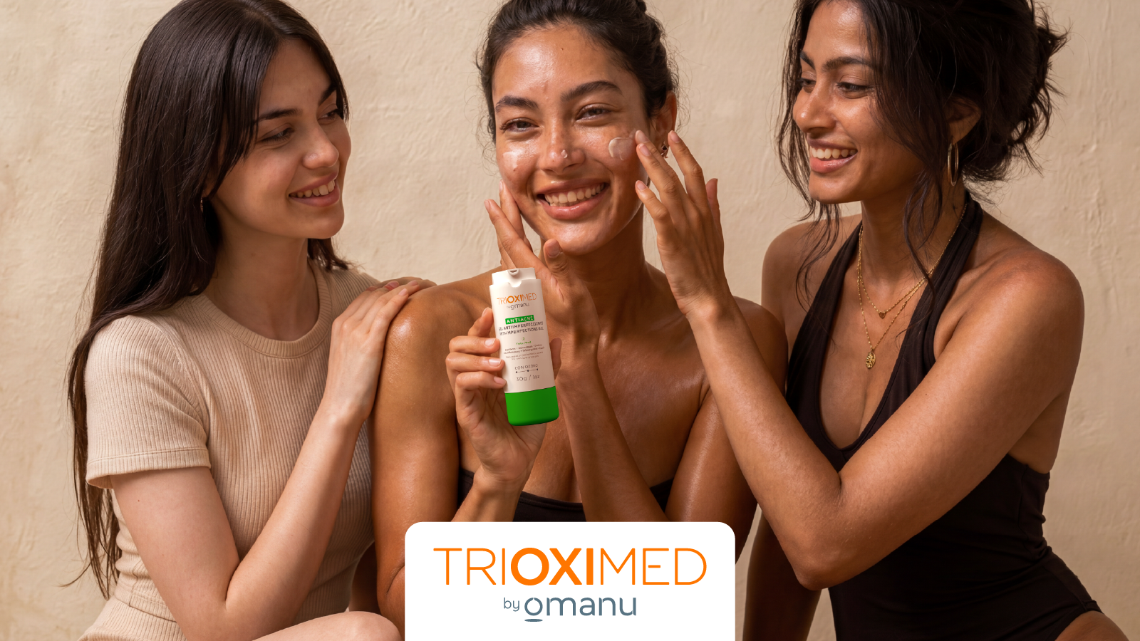 Tres mujeres aplican y muestran un gel antiacné Trioximed para piel grasa durante una rutina de cuidado facial.
