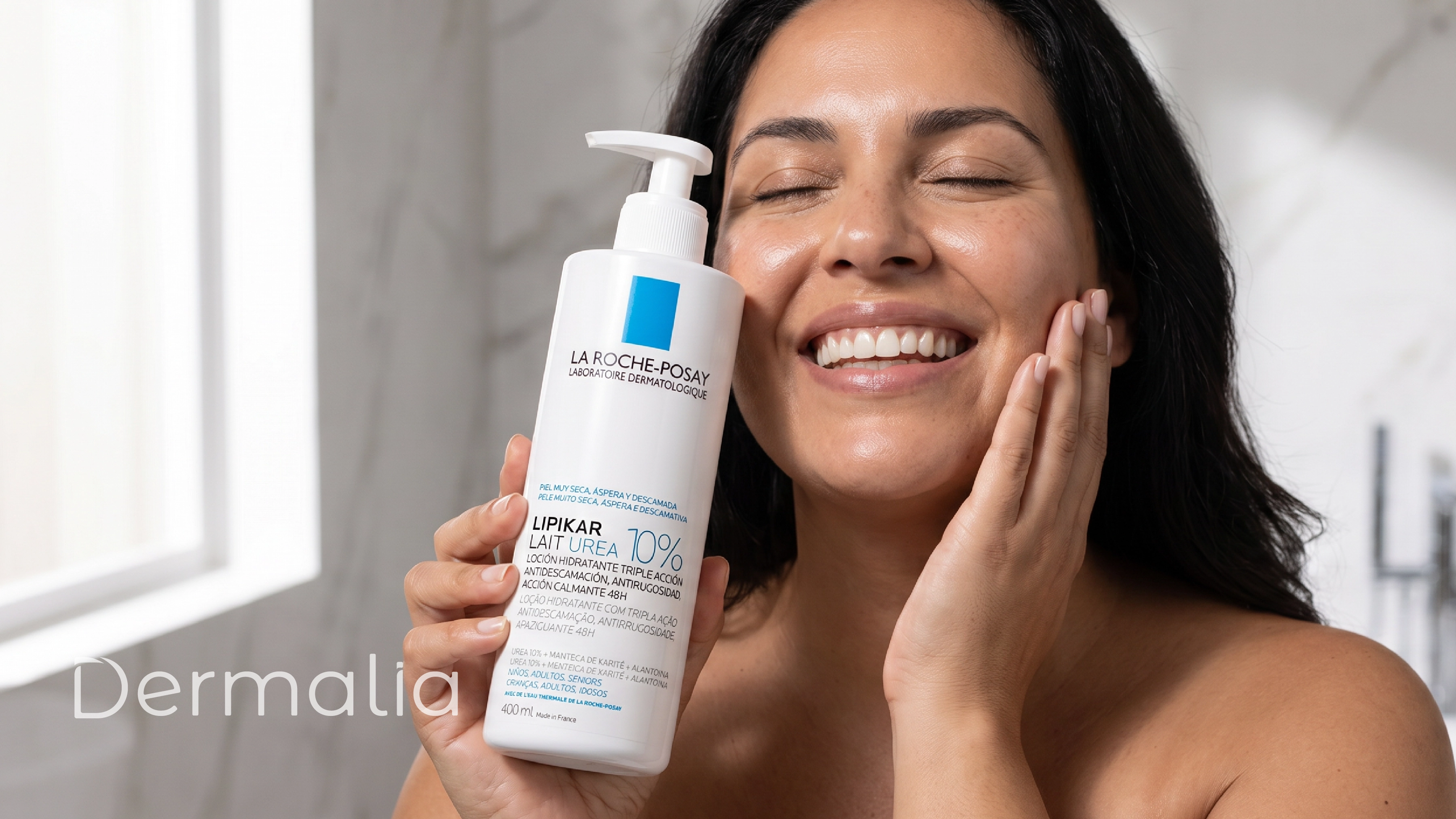 Mujer sonriendo mientras sostiene una crema hidratante para piel seca con ingredientes que ayudan a combatir la resequedad.