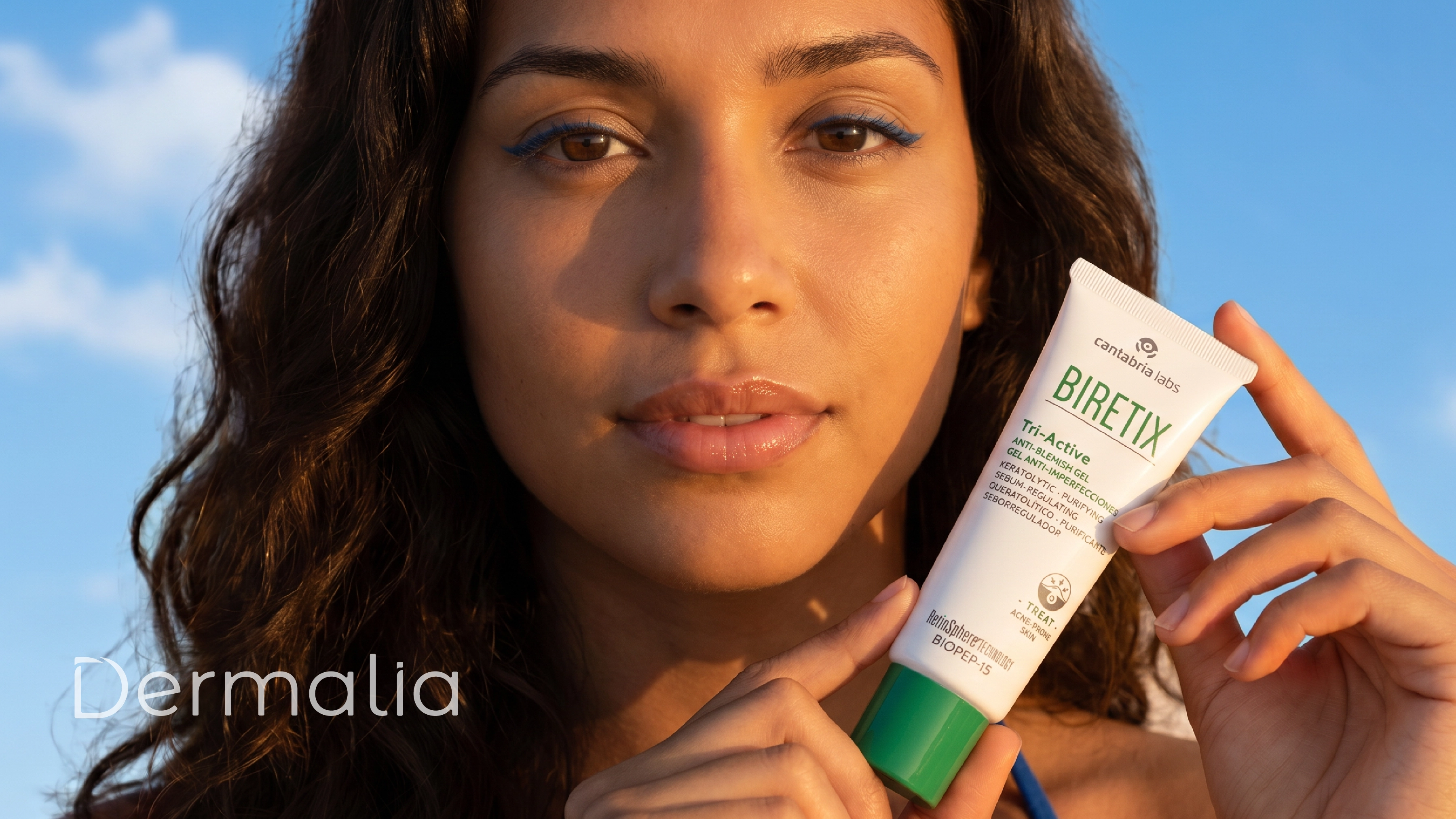 Mujer sosteniendo Biretix Triactive Gel, un gel antiimperfecciones con ácido salicílico, ácido glicólico y niacinamida para piel grasa con tendencia acneica.