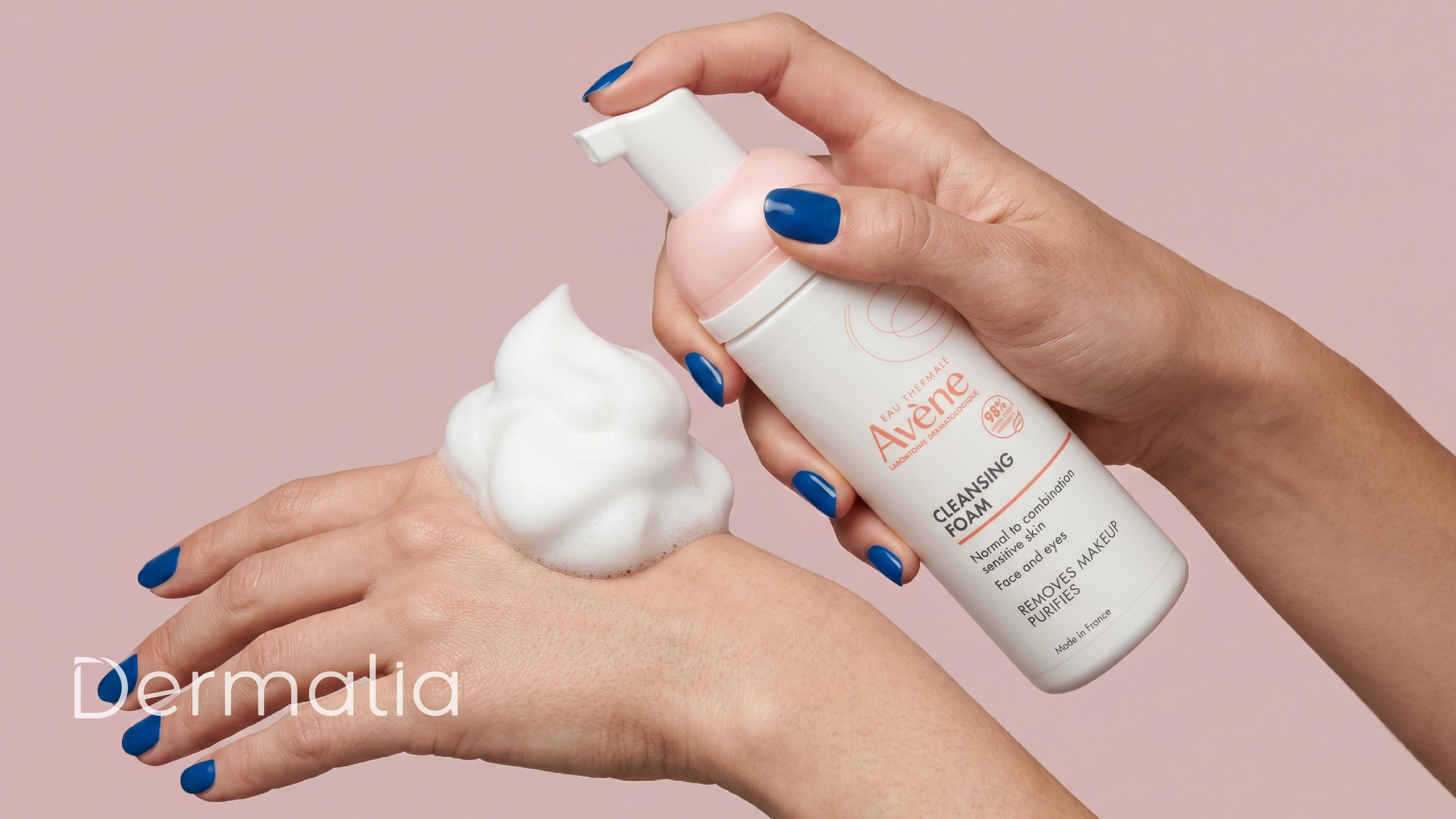Persona aplicando espuma limpiadora facial Avène Cleansing Foam durante su rutina de limpieza para piel sensible