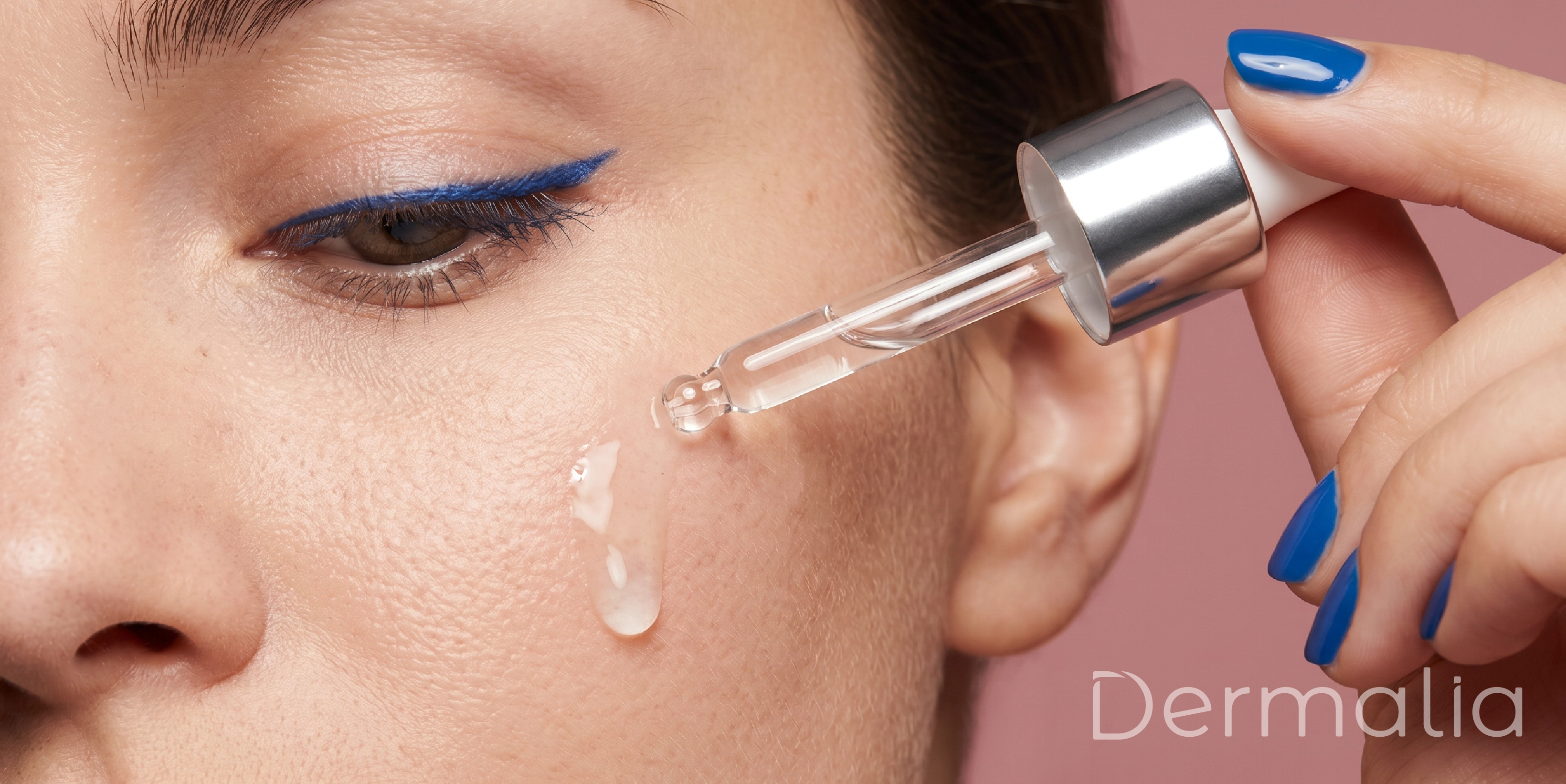 Bioderma Pigmentbio C-Concentrate para reducir manchas provocadas por el acné. Mujer sosteniendo Bioderma Pigmentbio C-Concentrate para ayudar a disminuir manchas postacné en el rostro.