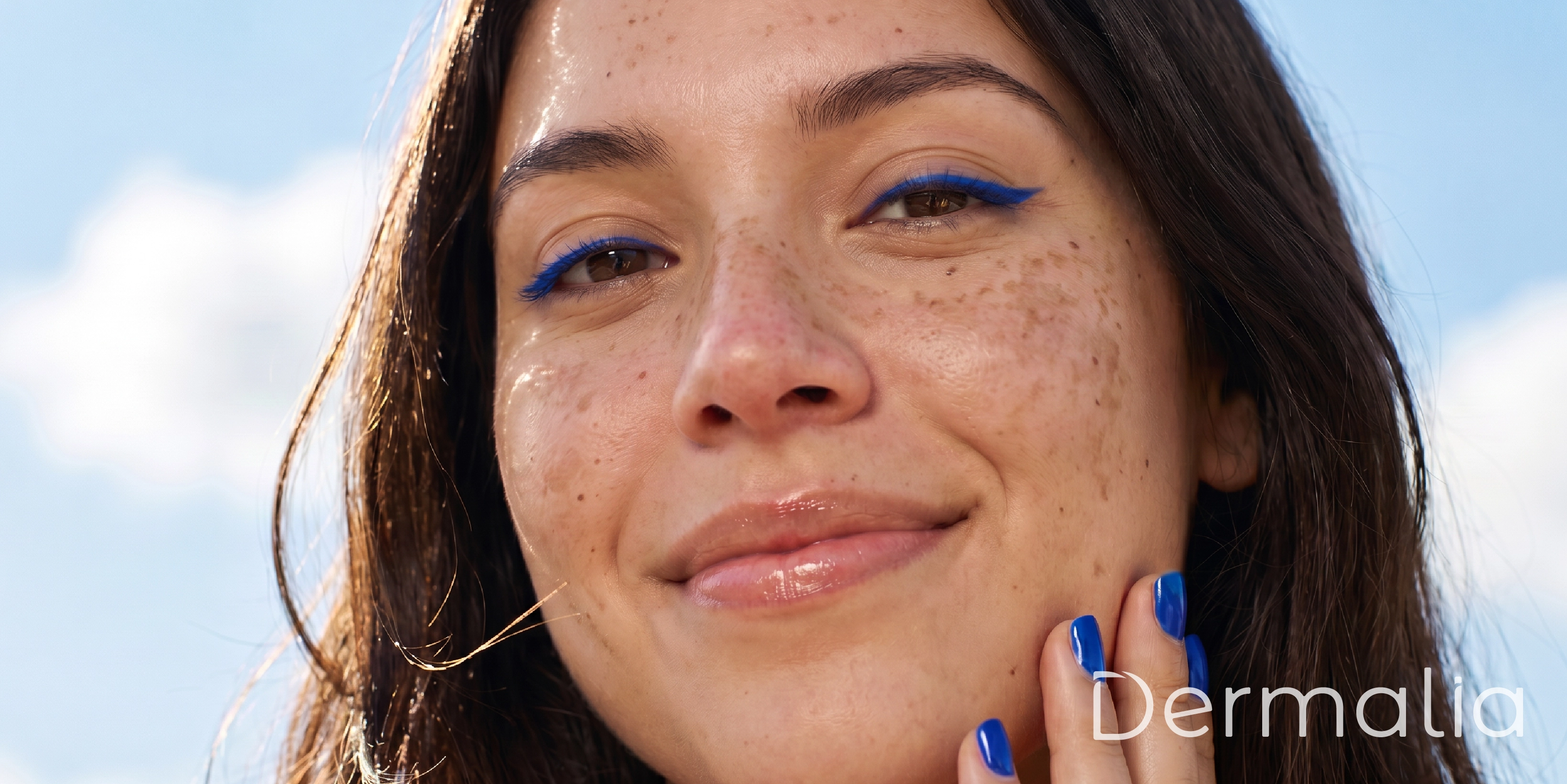 Mujer con imperfecciones leves en la piel, textura irregular y pequeñas manchas, representando una piel con apariencia uniforme pero con imperfecciones visibles.