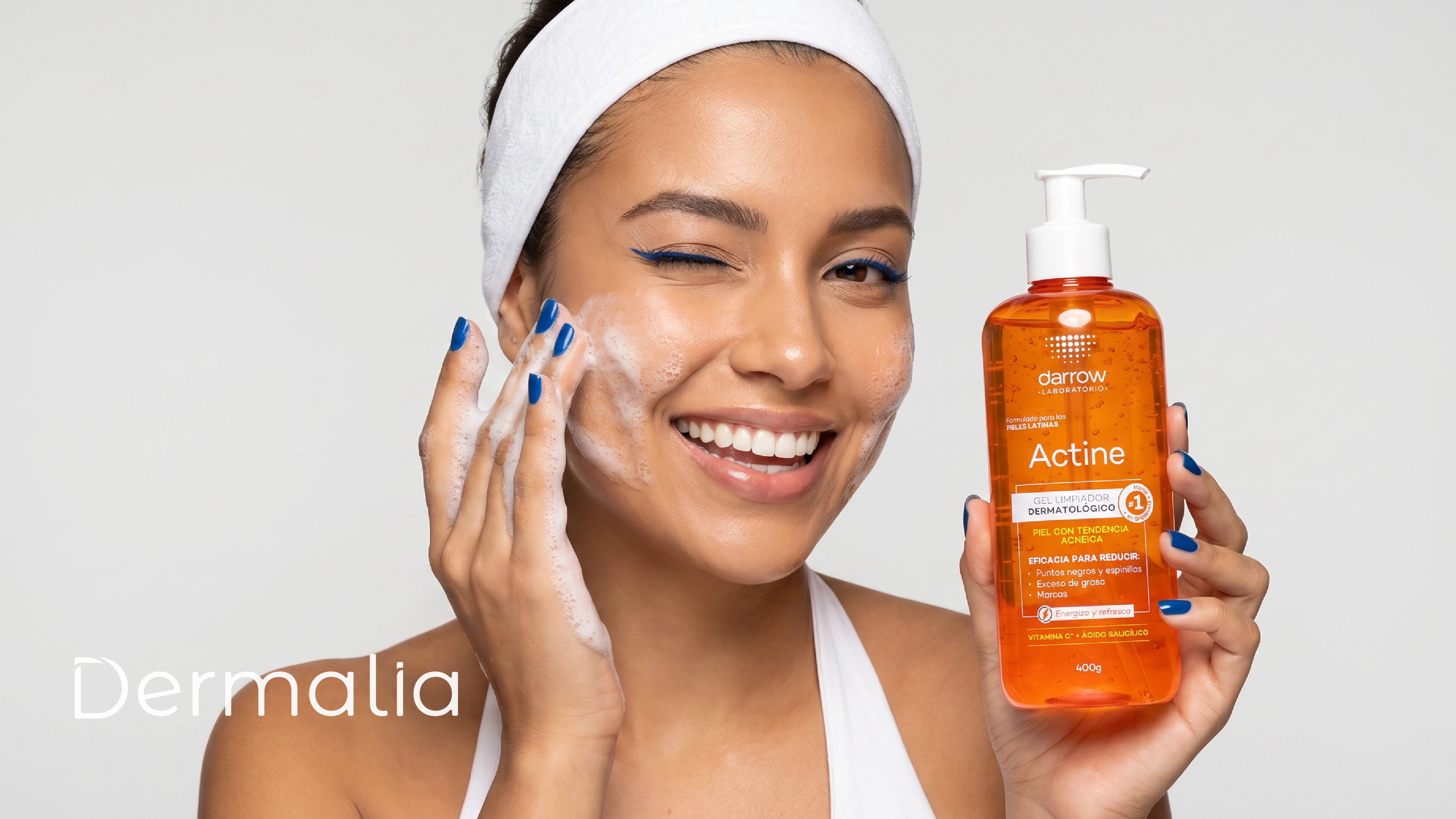 Mujer aplicando Darrow Actine Gel Limpiador Dermatológico para piel grasa y con tendencia al acné.