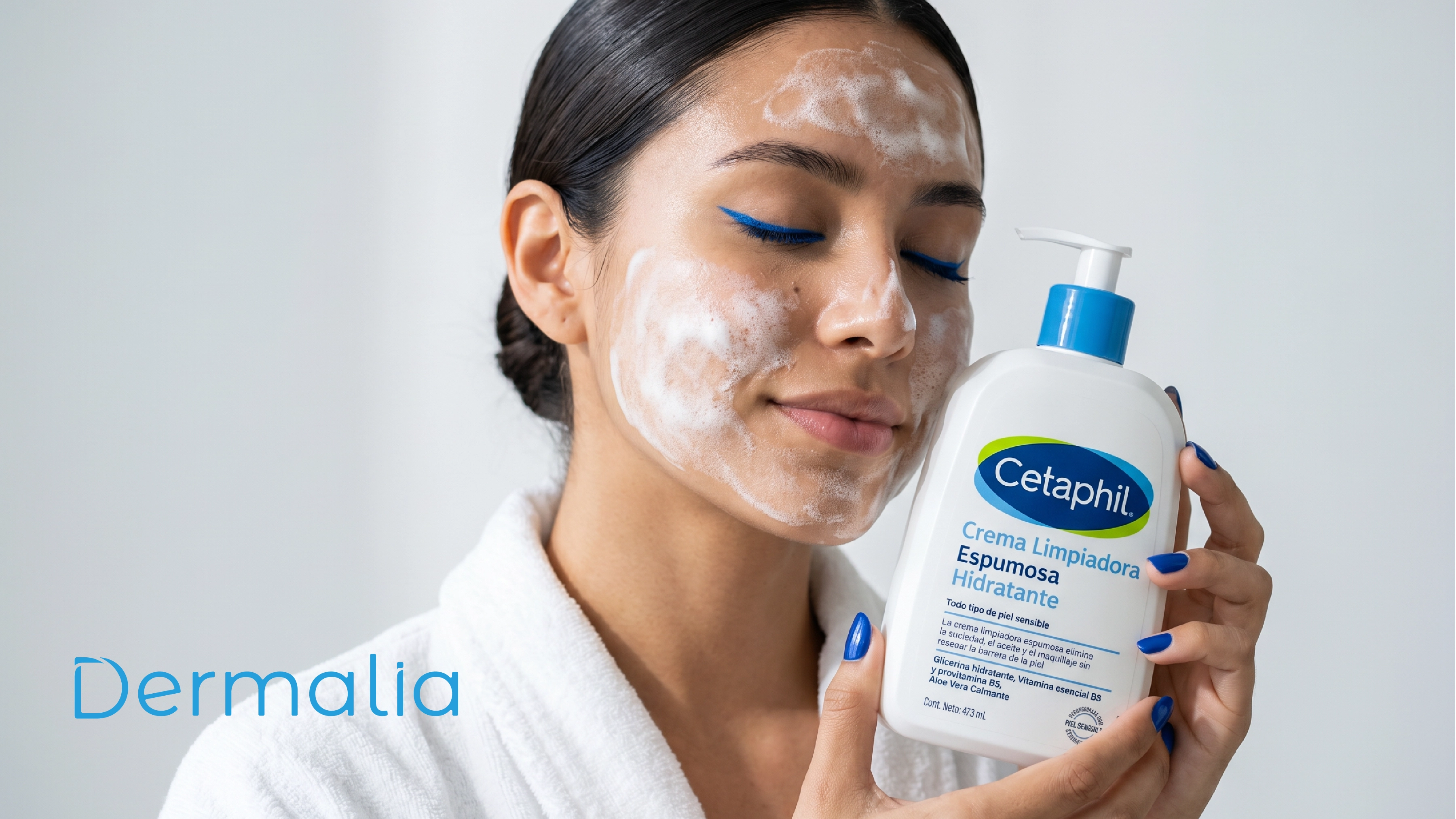 Persona aplicando Cetaphil Crema Limpiadora Espumosa Hidratante durante su rutina de limpieza facial para eliminar impurezas y cuidar la piel.