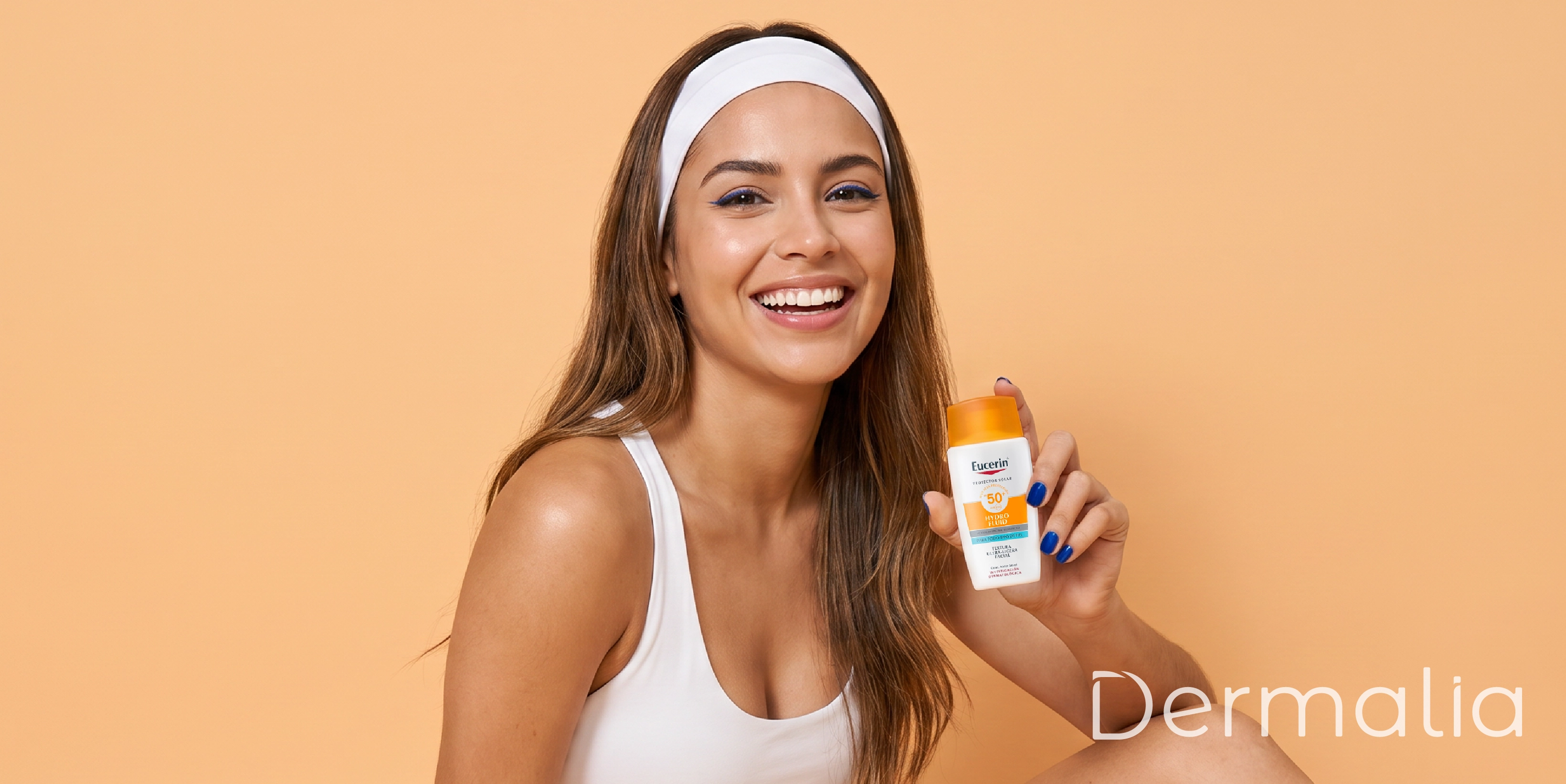 Mujer sonriendo con protector solar FPS 50+ Eucerin Oil Control para piel mixta y grasa con acabado mate.
