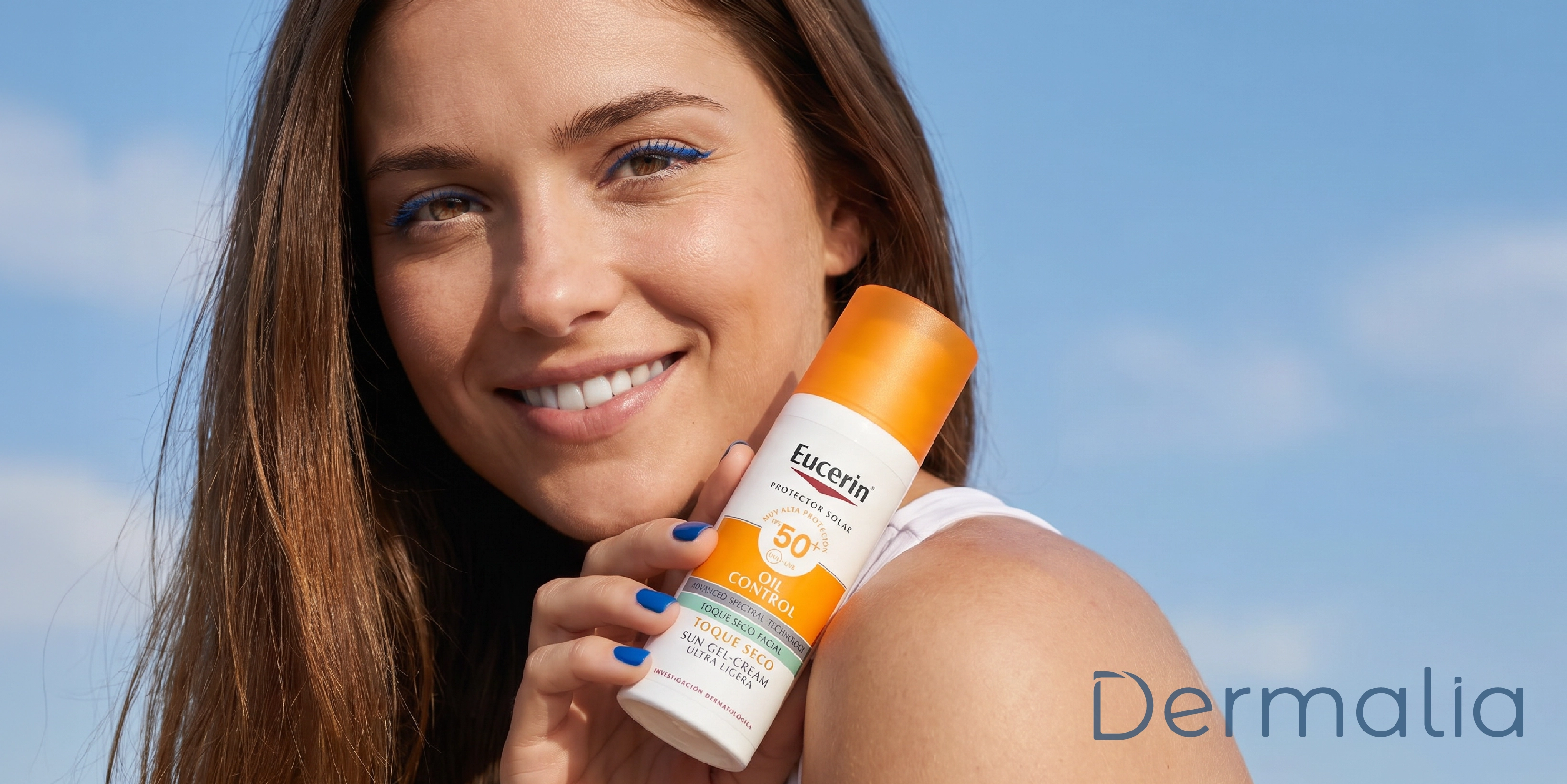Mujer sosteniendo protector solar FPS 50+ Eucerin Oil Control, recomendado para piel grasa durante el verano 2026.