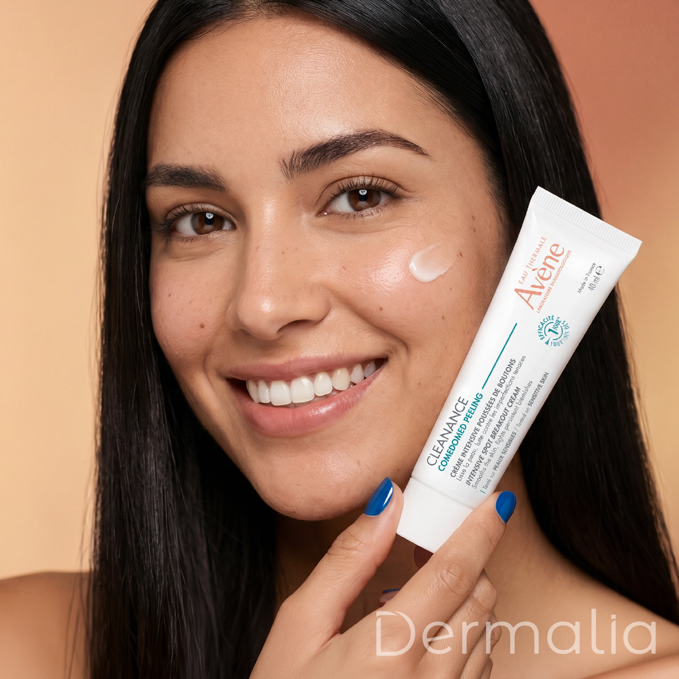 Mujer aplicando Cleanance Comedomed Peeling de Avène sobre una imperfección localizada para ayudar a reducir granitos y mejorar la apariencia de la piel con tendencia acneica.