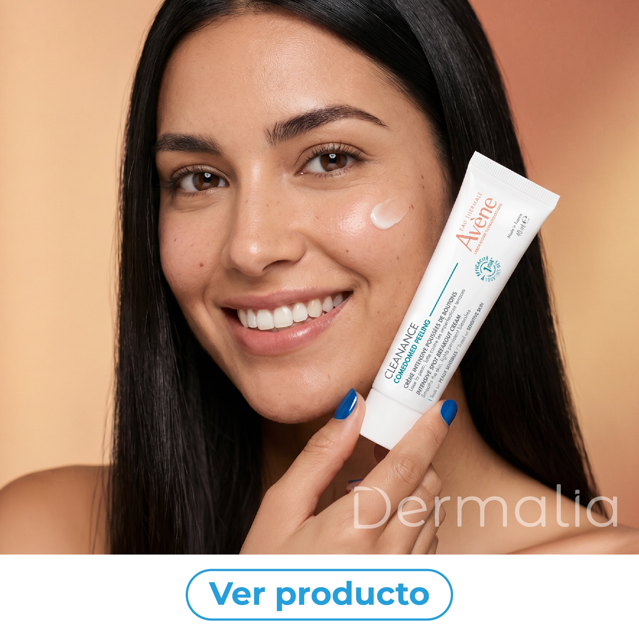 Mujer sosteniendo Avène Cleanance Comedomed Peeling con aplicación del producto en el rostro para el cuidado de piel con tendencia acneica.