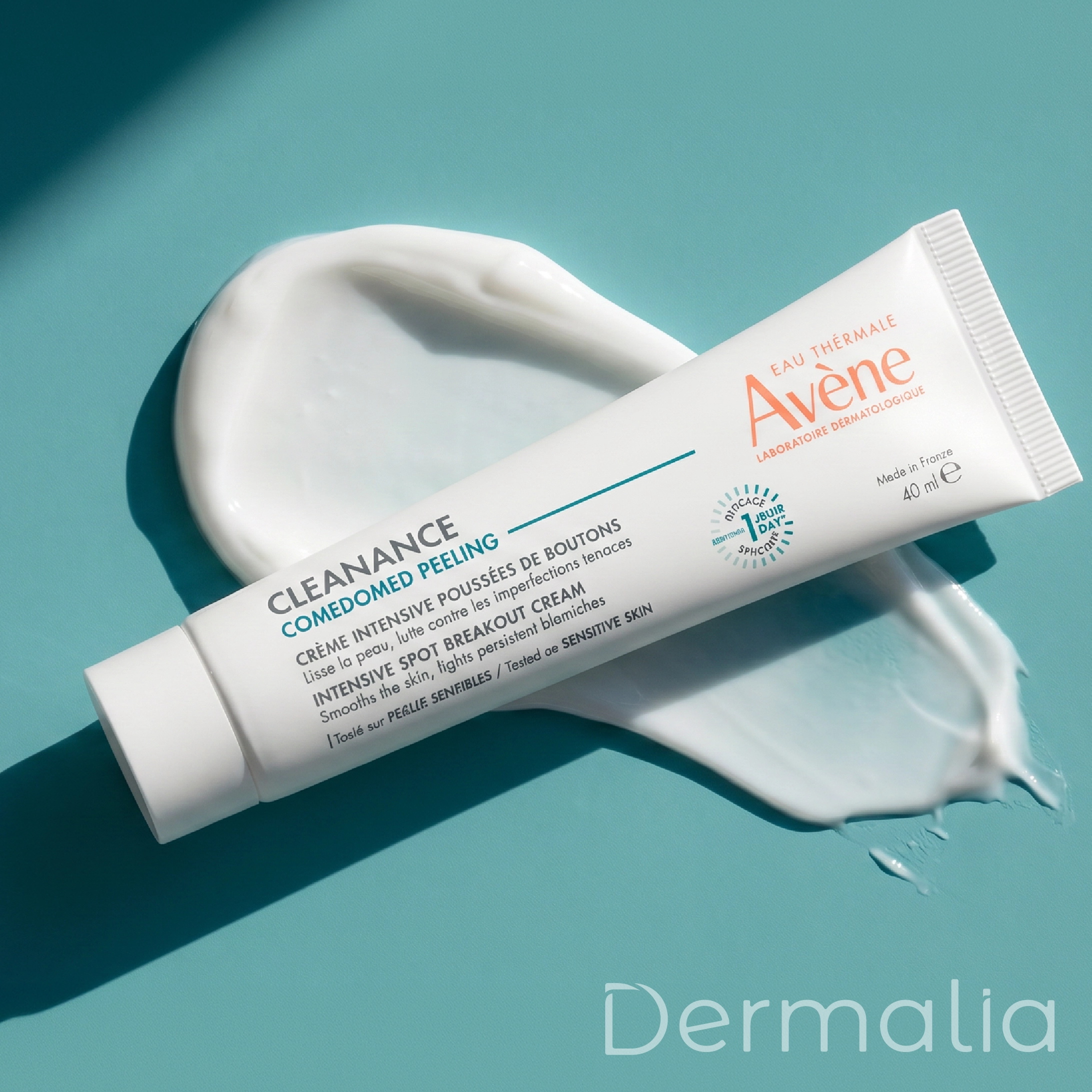 Tubo de Cleanance Comedomed Peeling de Avène con textura de la crema, tratamiento para reducir imperfecciones y granitos en piel con tendencia acneica.