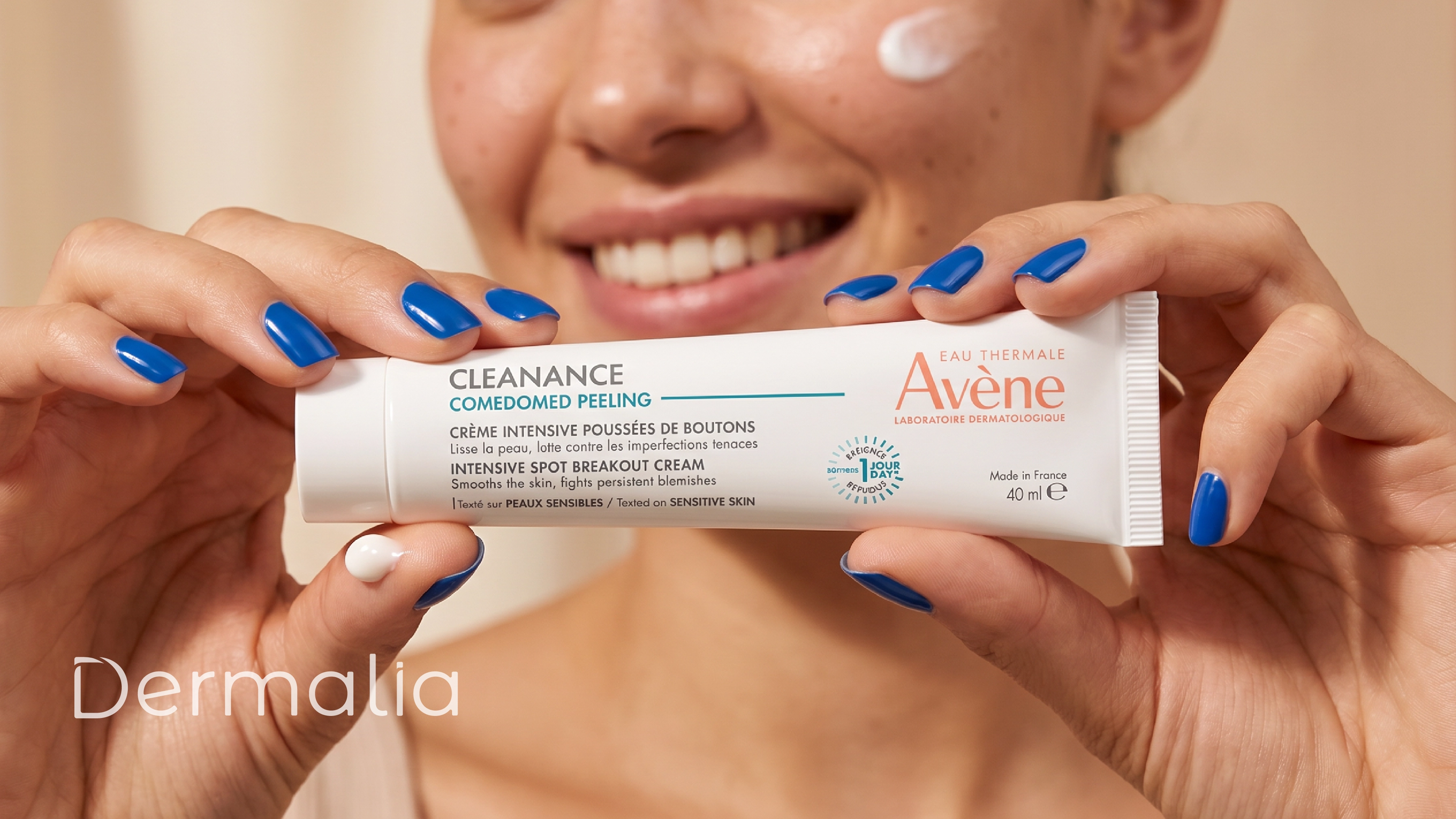 Persona sosteniendo Cleanance Comedomed Peeling de Avène, tratamiento para reducir granitos localizados e imperfecciones en piel con tendencia acneica.