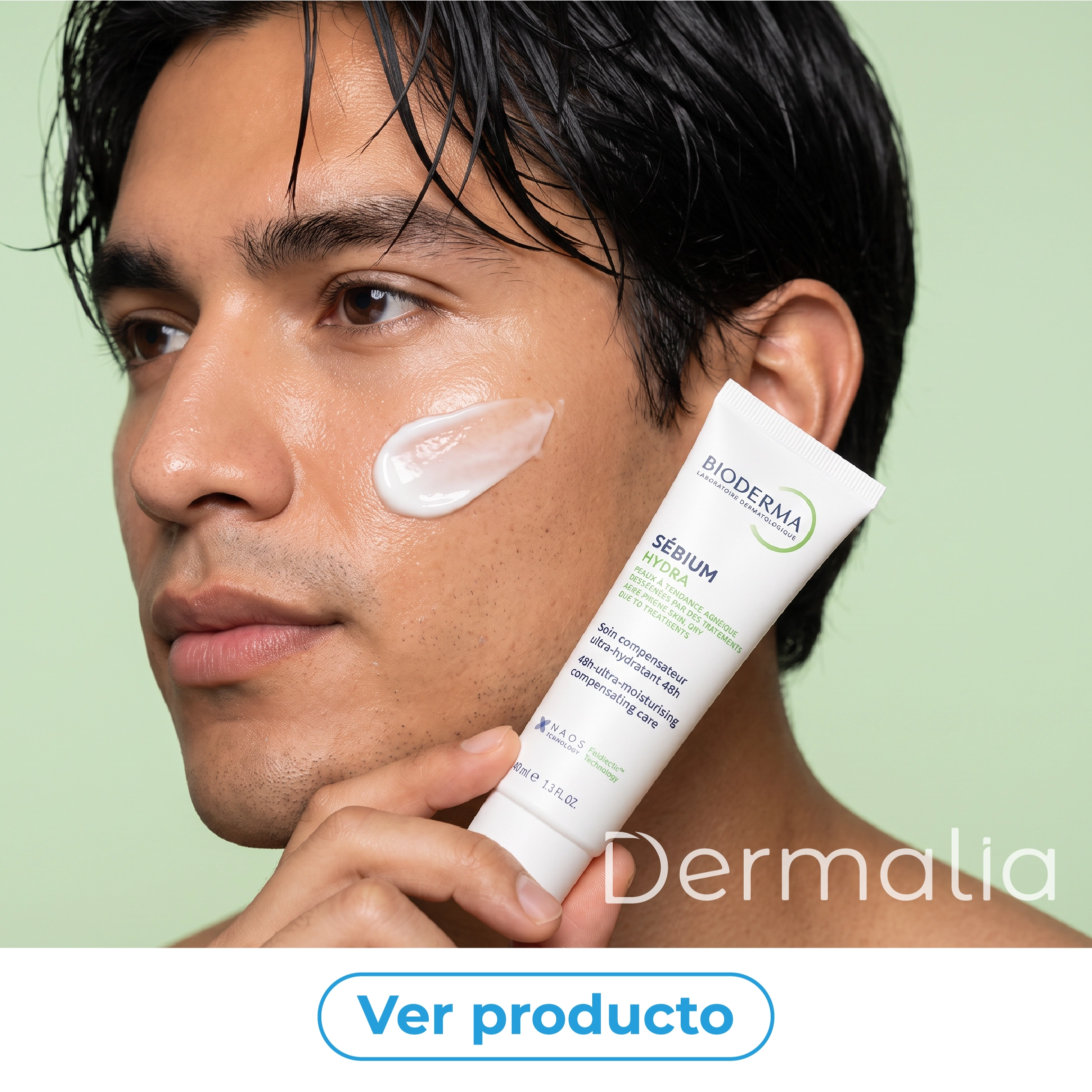 Hombre sosteniendo Bioderma Sébium Hydra mientras aplica crema hidratante en piel grasa con tendencia al acné.
