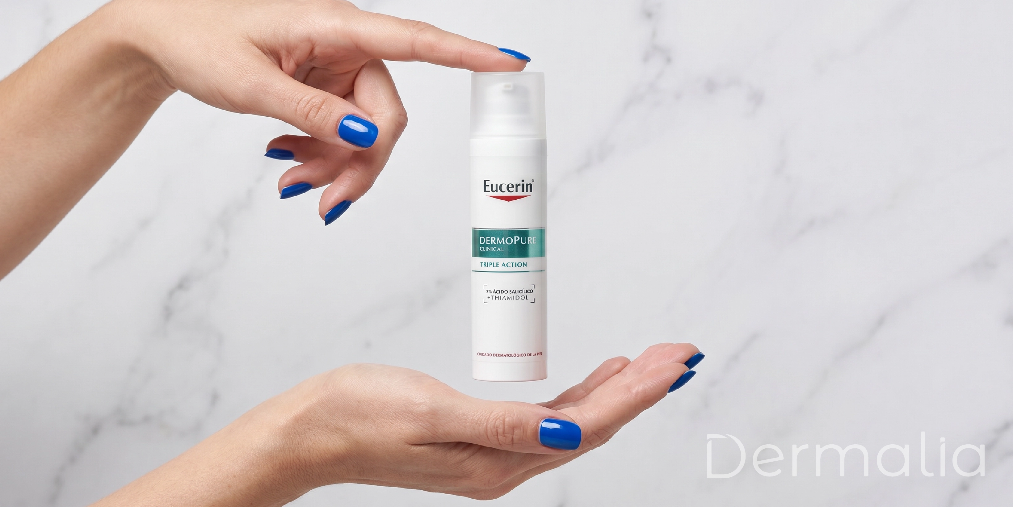 Aplicación de Eucerin DermoPure Triple Effect Sérum para el cuidado de piel grasa con tendencia acneica. Eucerin DermoPure Triple Effect Sérum suspendido entre las manos, diseñado para ayudar a reducir imperfecciones, controlar el brillo y disminuir manchas postacné.