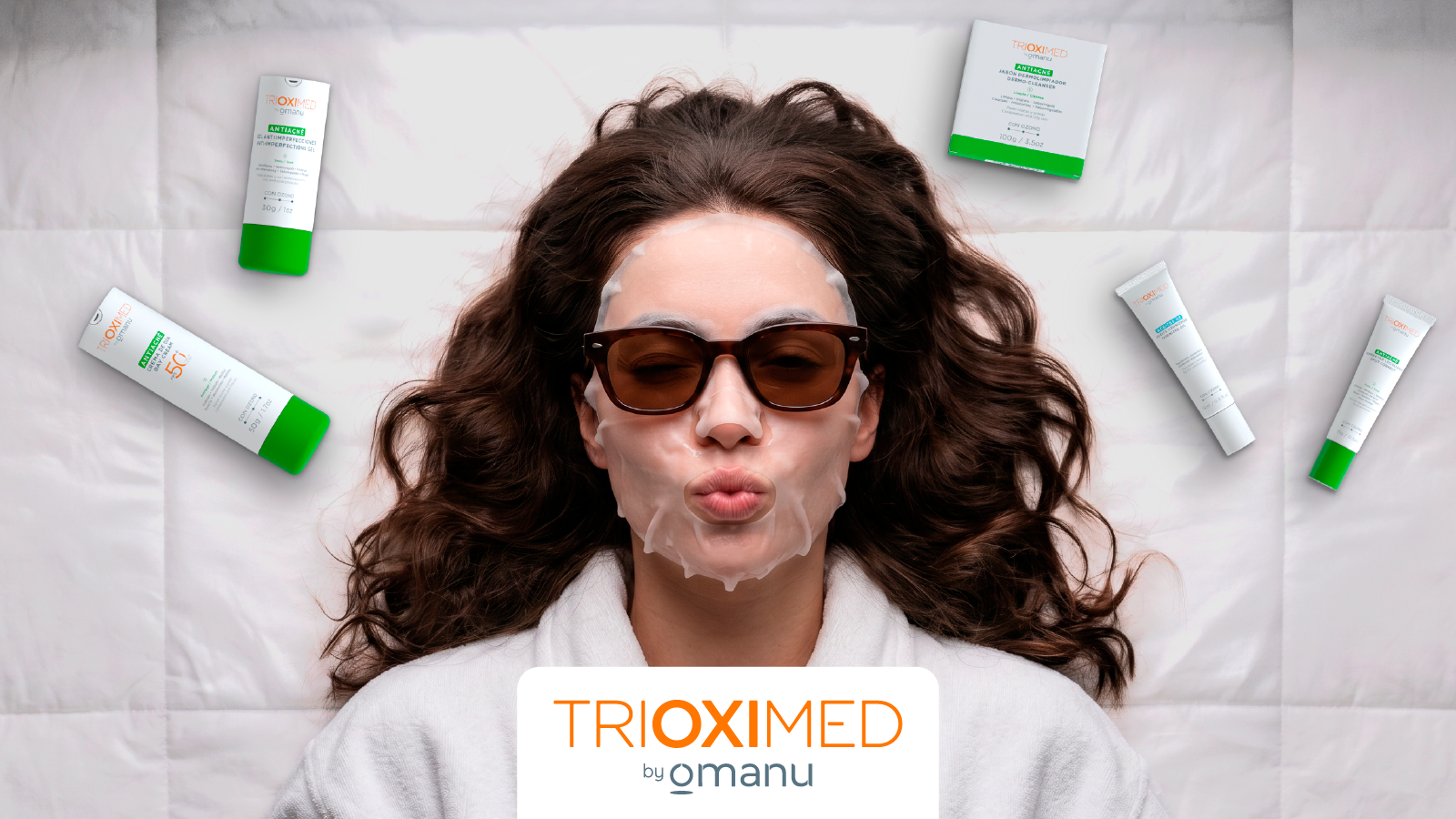 Persona realizando una rutina de skincare con productos dermatológicos para favorecer la regeneración de la piel y mantener una apariencia saludable.