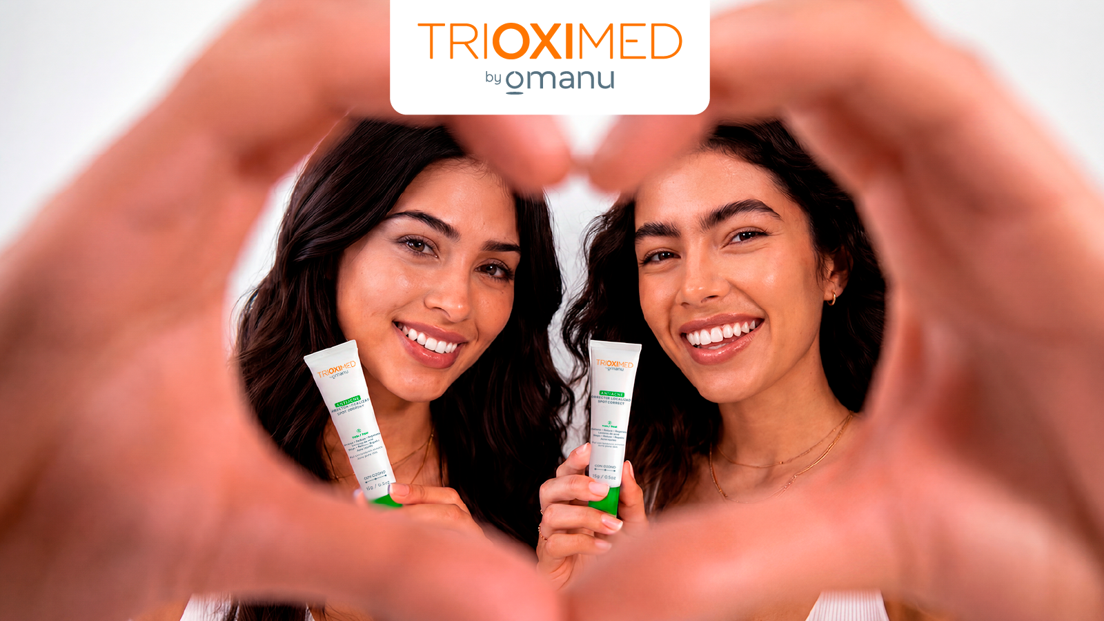 Dos mujeres sostienen el Corrector Localizado Antiacné de Trioximed mientras sonríen, mostrando una rutina de cuidado facial enfocada en el tratamiento localizado de granitos.