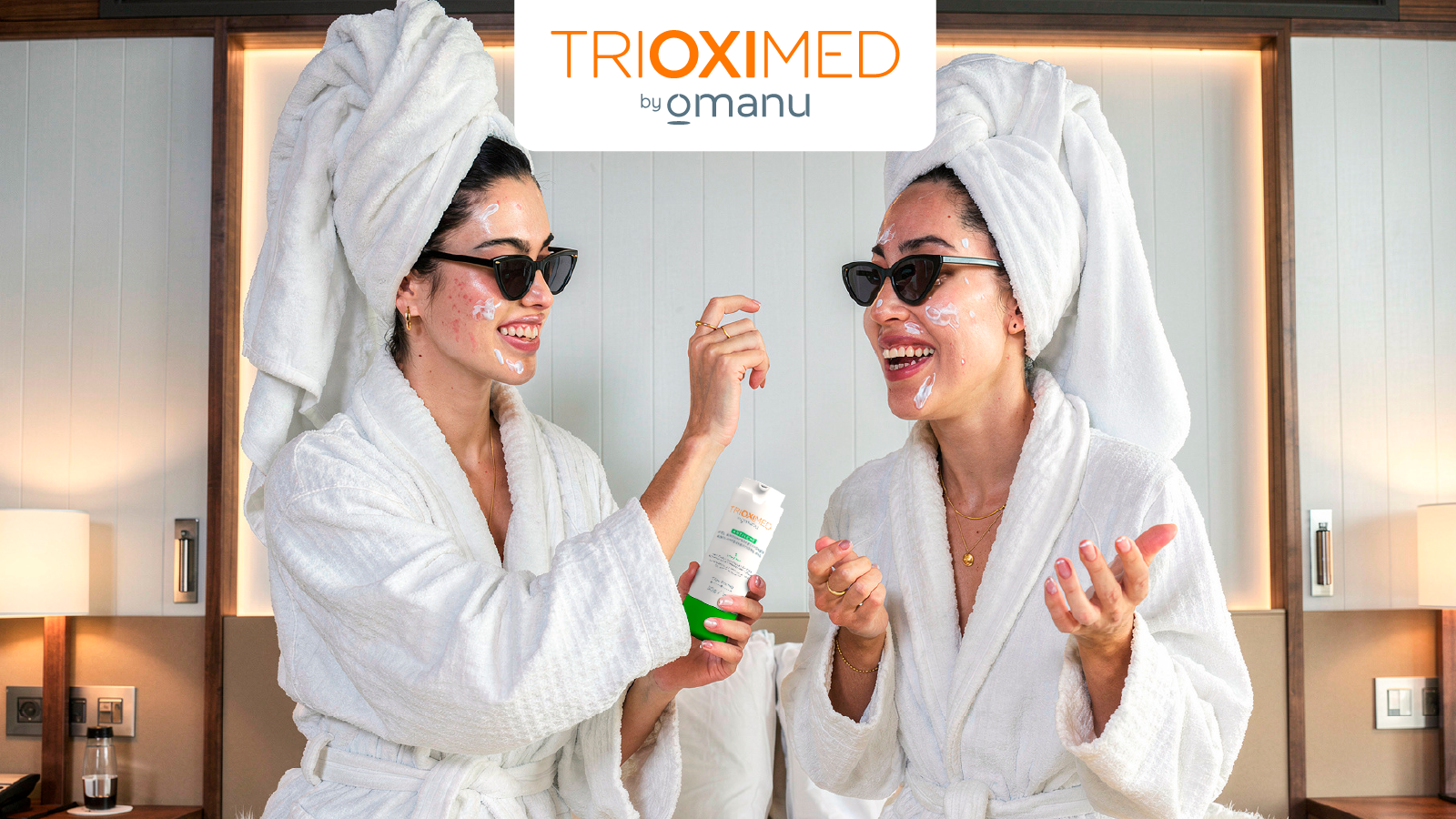 Mujeres realizando rutina de skincare para piel grasa con crema facial dermatológica Trioximed en un ambiente lifestyle y relajado.