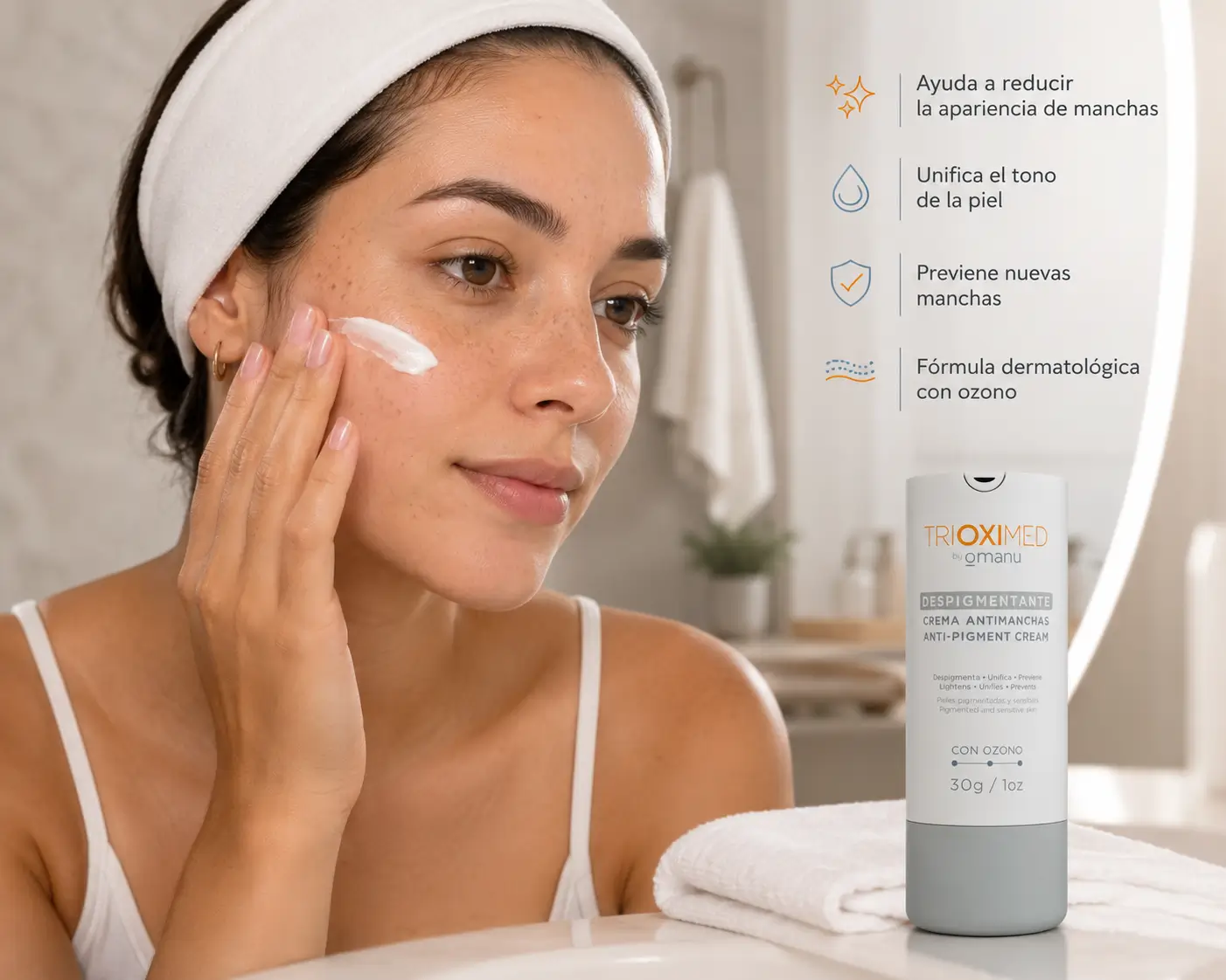 Rutina antimanchas con crema despigmentante Trioximed para unificar el tono y cuidar la piel diariamente. Mujer aplicando crema despigmentante Trioximed para ayudar a mejorar manchas, melasma y tono desigual de la piel.