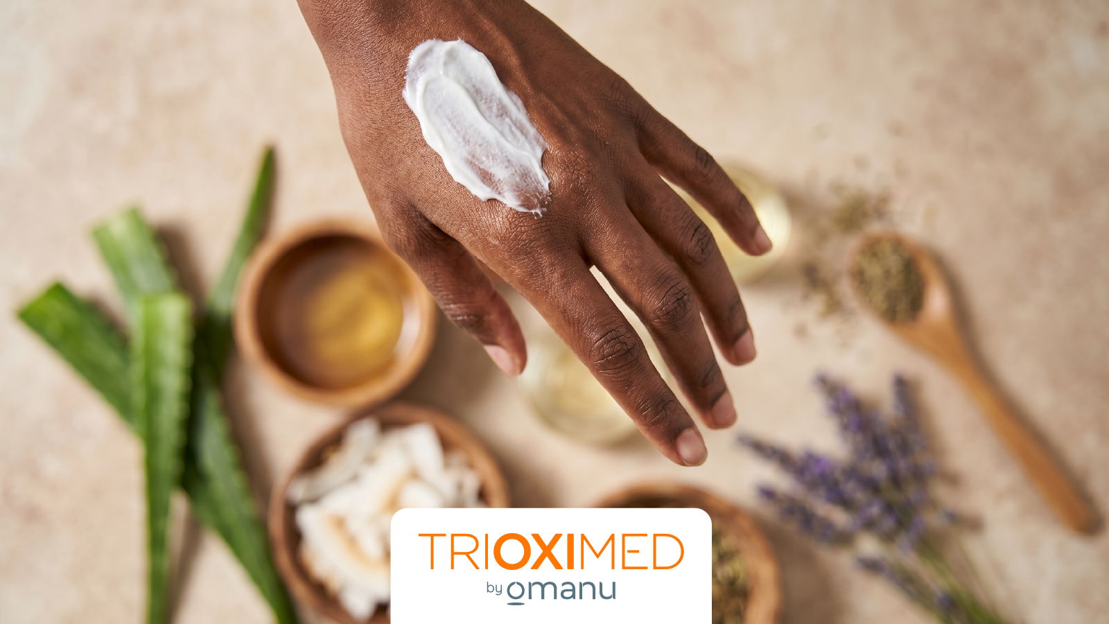 Persona aplicando crema hidratante sobre la piel junto a ingredientes naturales utilizados en formulaciones de skincare.