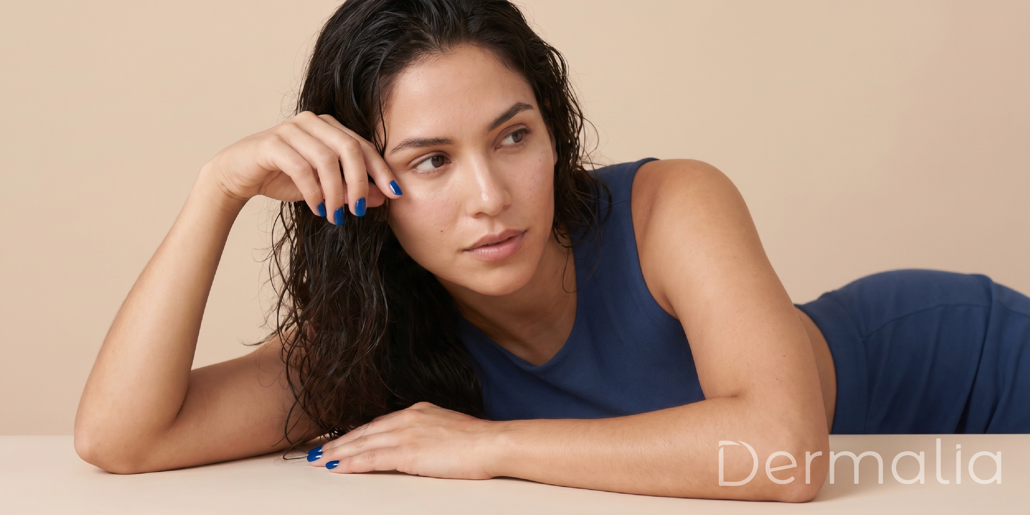 Piel grasa equilibrada y confortable gracias a una rutina de limpieza facial adecuada. Mujer con piel grasa de aspecto uniforme y saludable después de seguir una rutina de limpieza facial.