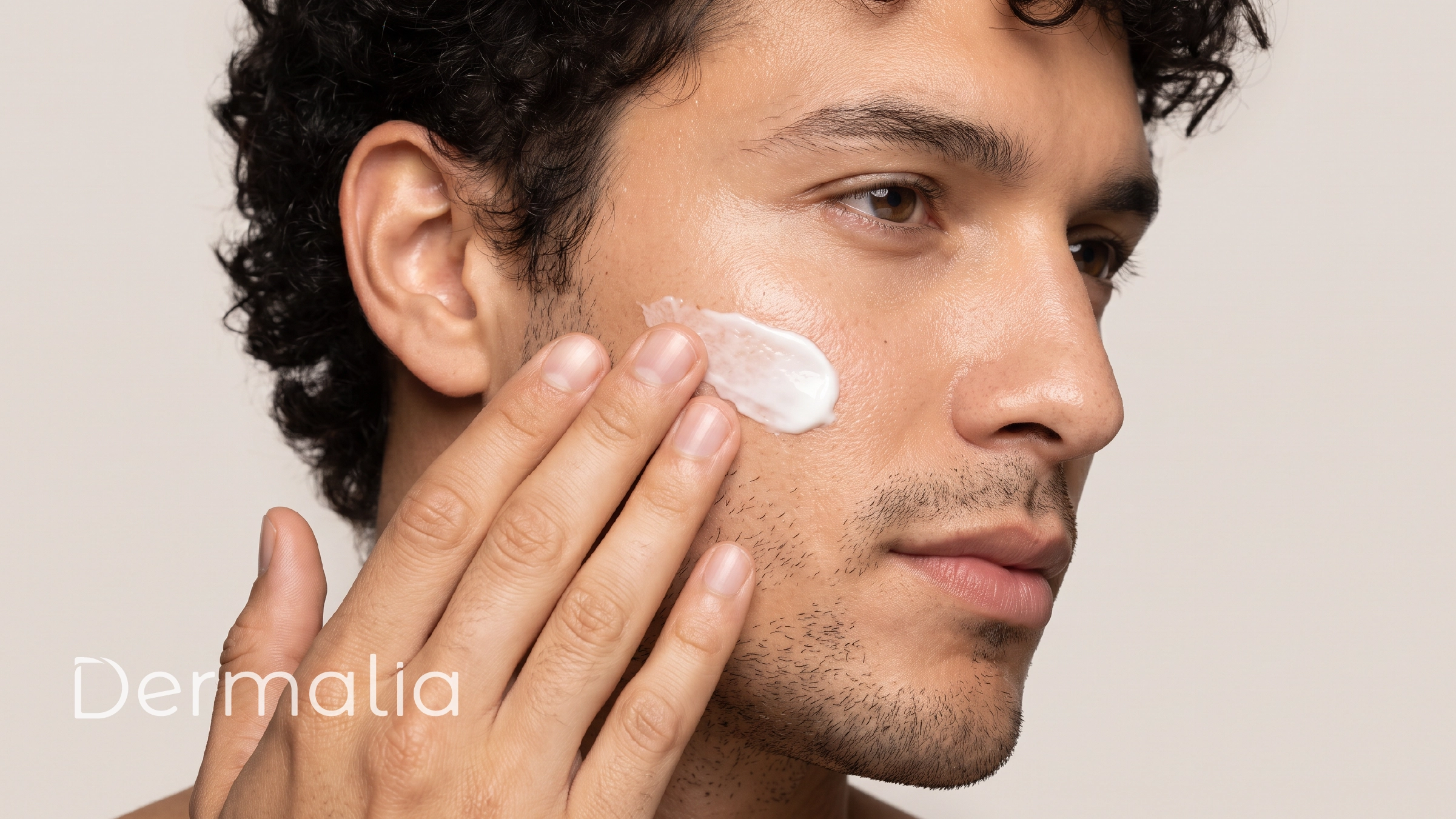 Persona aplicando crema hidratante en el rostro para piel deshidratada.