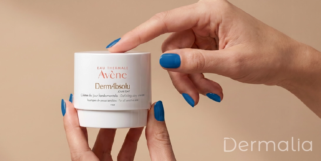 Envase de Avène DermAbsolu Crema de Día Reafirmante con bakuchiol para mejorar la apariencia de firmeza y luminosidad facial.