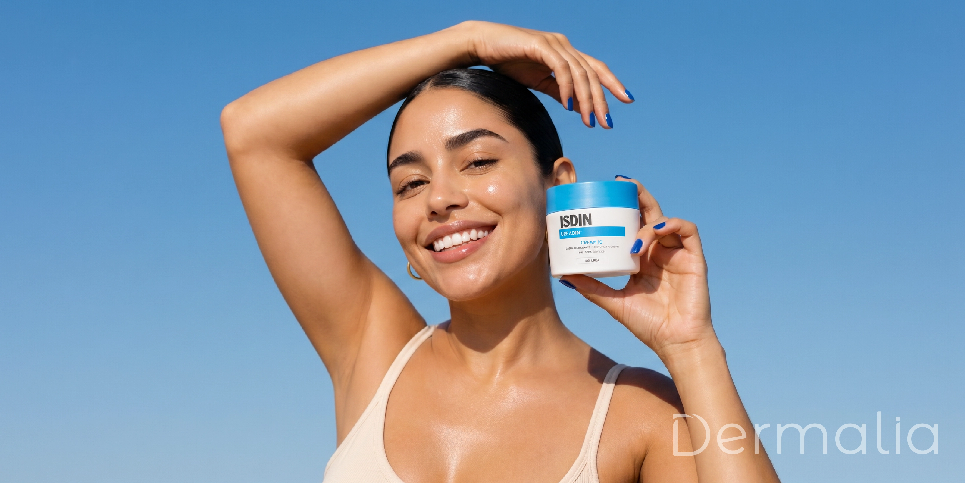 Mujer sosteniendo Ureadin Cream 10, crema hidratante con Urea ISDIN® 10 % para mantener la piel hidratada.